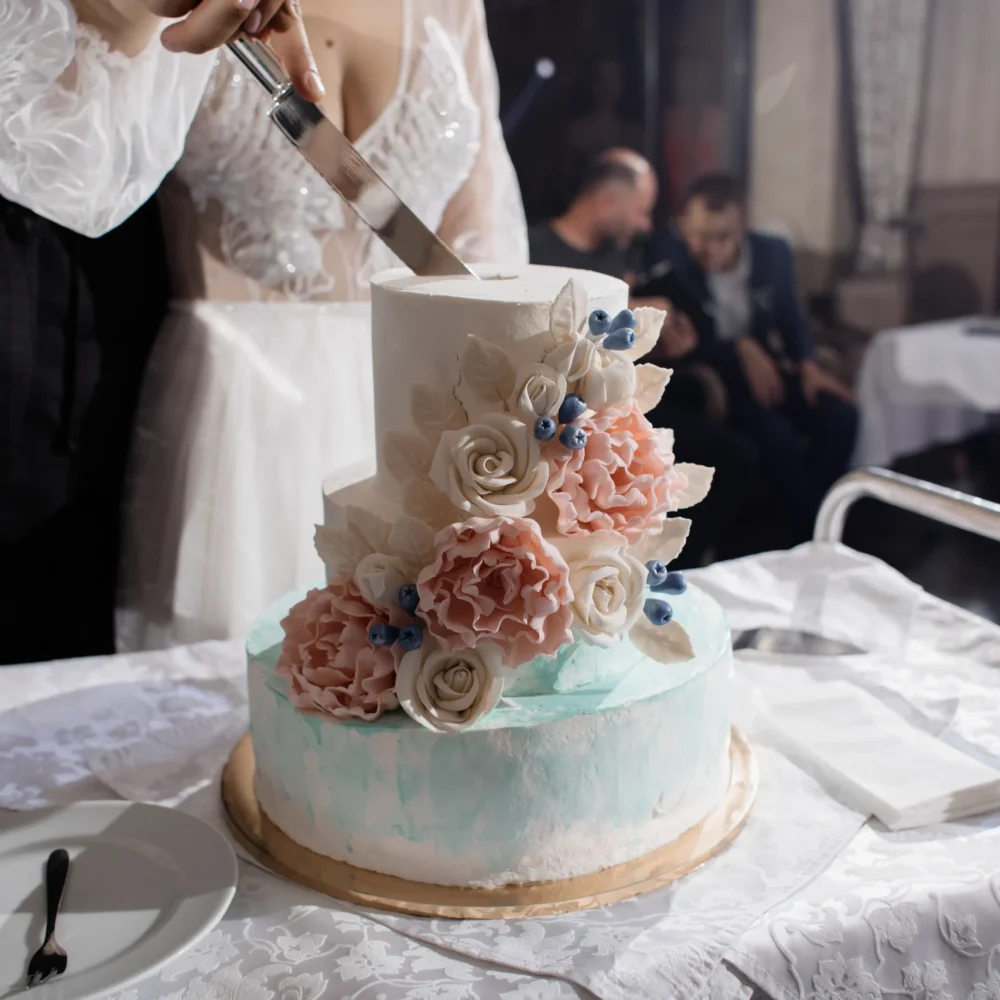 newlyweds-are-cutting-wedding-cake_1UEK