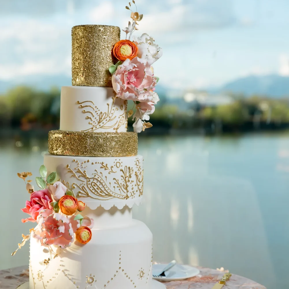 vertical-closeup-wedding-cake-table_RFM3