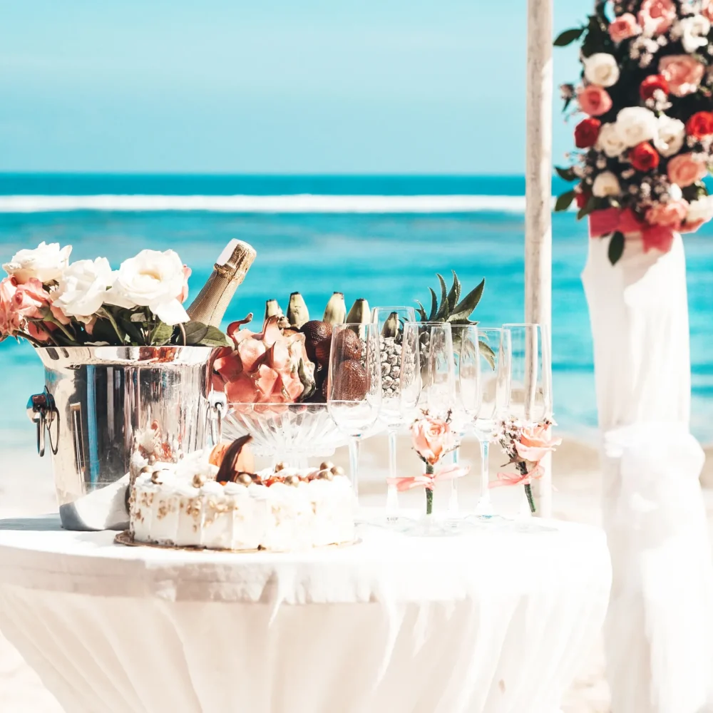 wedding-elegant-table-with-tropical-fruits-cake-beach (1)_ZOJO